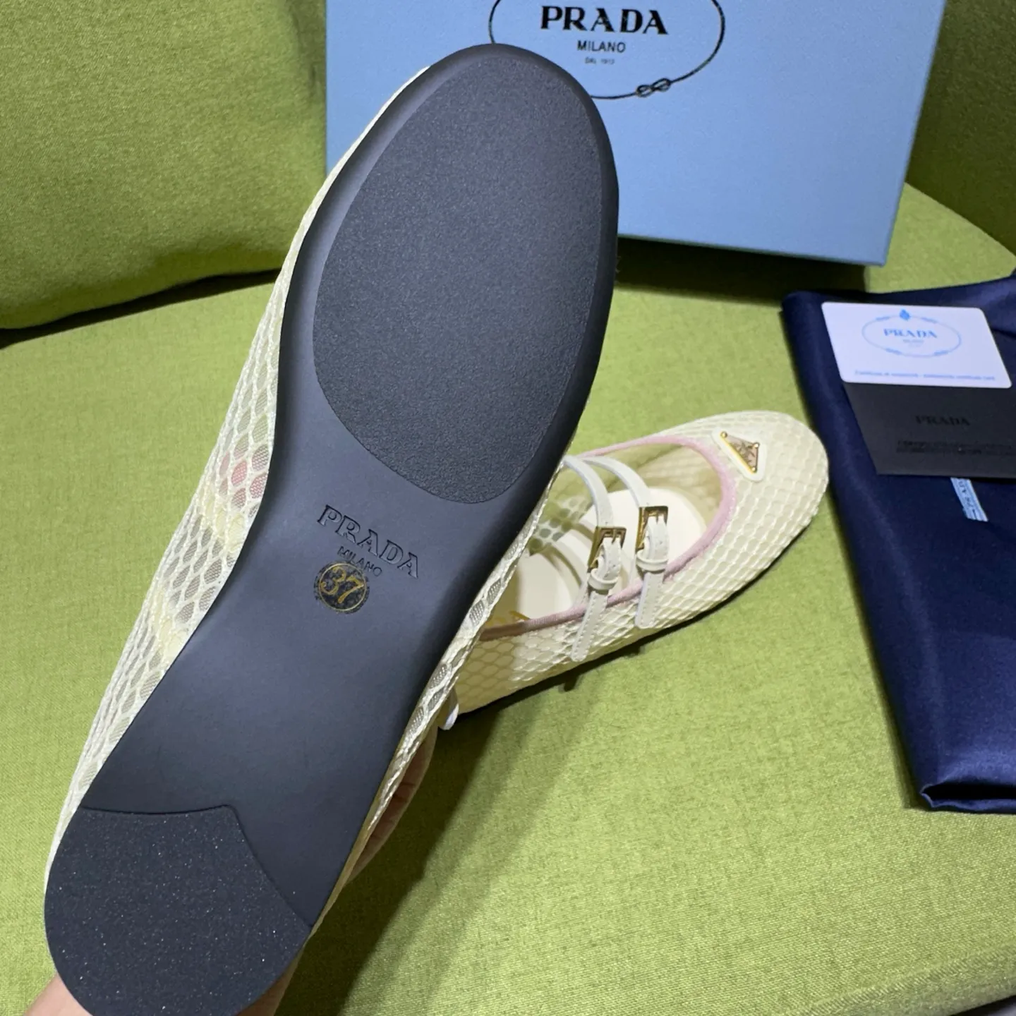 👟👟Ex-factory price 500👟👟 Prada 25ss new style for early spring🔥🔥✨ 🌟 Recommended by major bloggers in Xiaohongshu, developed 1-1 to highlight classic charm. Open molded outsole. Imported mixed breed sheep lining. These ballet flats have a feminine silhouette and classic details for a sophisticated and timeless style. The mesh fabric is reinterpreted with lace patterns, which is delicate and unique. The upper is embellished with a narrow band and an engraved logo metal buckle. Enamel-coated triangular metal logo. 5mm one-piece rubber sole, decorated with hot-stamped logo. Code number: 35 to 42 (40-42 customized, non-refundable)